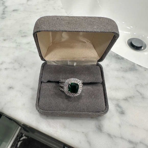 New emerald green big stone engagement ring - Picture 2 of 7